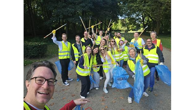 Volkan Weißenberg, General Manager BenQ DACH, und sein Team beim tatkräftigen Einsatz für eine saubere Umwelt im Kaisergarten Oberhausen.